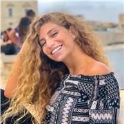 Studentessa universitaria impartisce lezioni nelle materie scientifiche